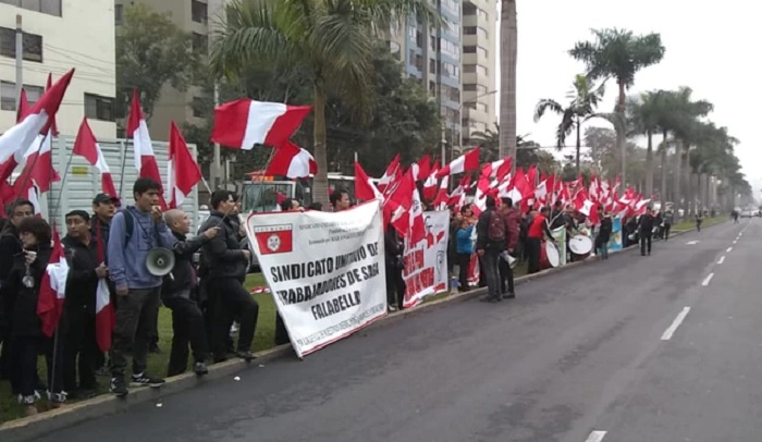 Trabajadores de Ripley, Saga Falabella y Cencosud exigen cumplir con derechos laborales ante Embajada de Chile