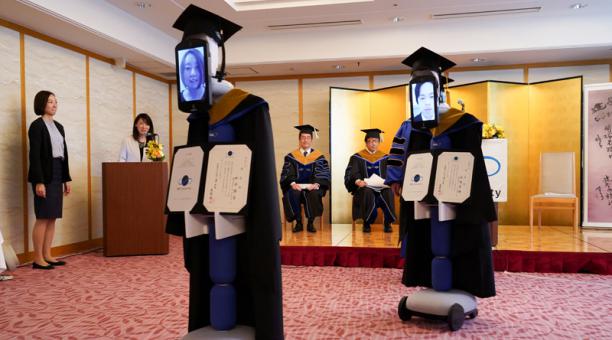 Robots acuden a ceremonia de graduación en lugar de estudiantes japoneses