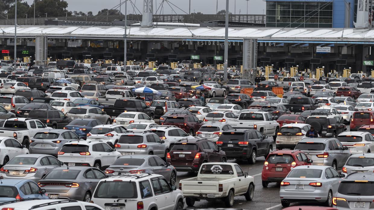 Mexicanos bloquean frontera para que no entren a su país estadounidenses contagiados por el covid-19