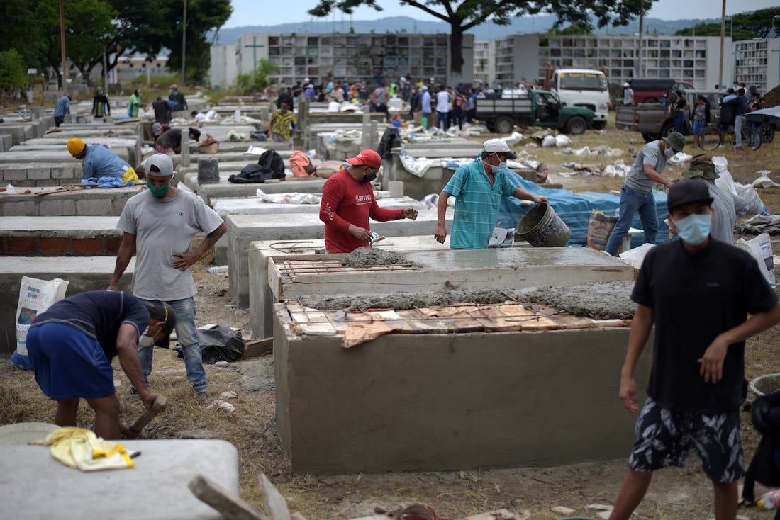 Ecuador retira 700 cadáveres de viviendas de Guayaquil, epicentro del coronavirus