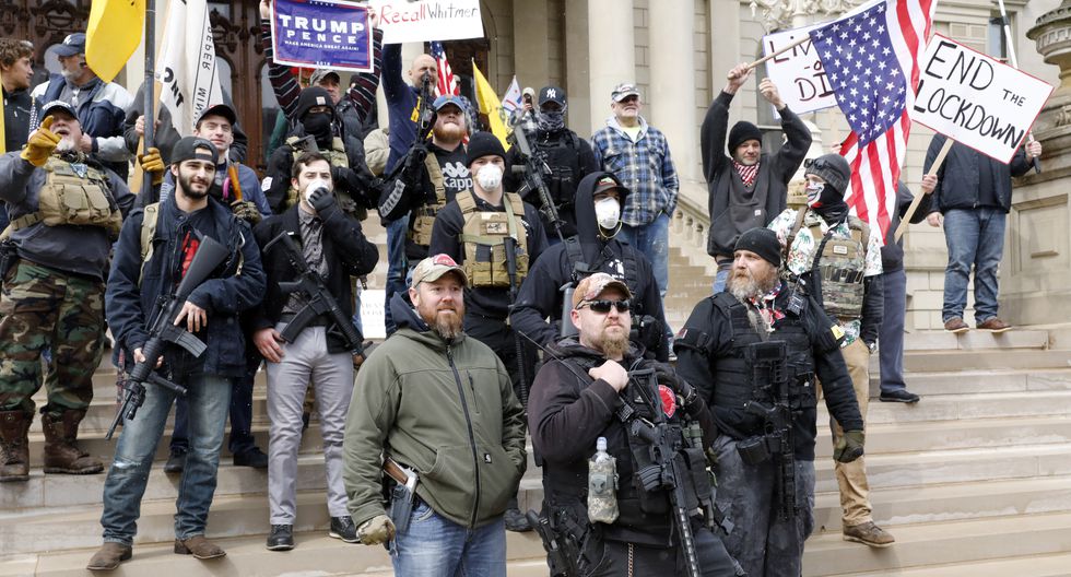 Simpatizantes de Trump, armados y sin mascarillas, exigen libertad ante la cuarentena en Michigan por coronavirus.