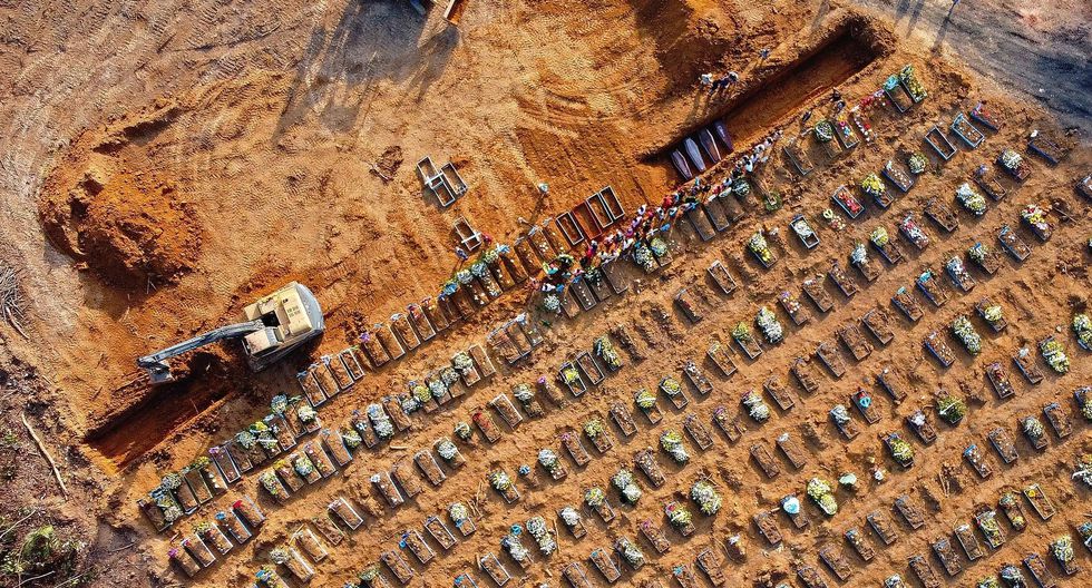 Brasil abre fosas comunes por el colapso de los cementerios por el coronavirus.