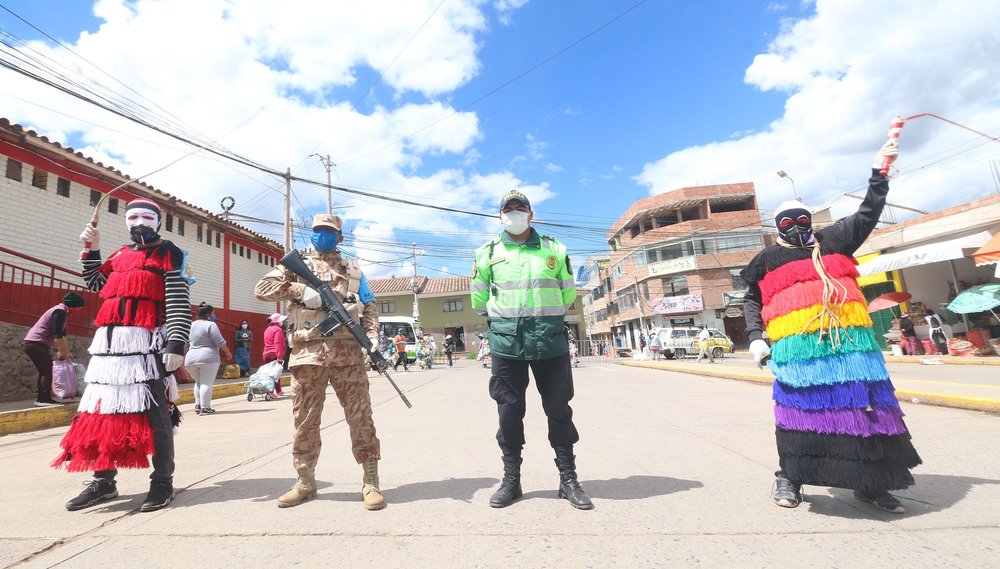 Ukukus salen a dar latigazos a quienes no cumplan con aislamiento social en Cusco